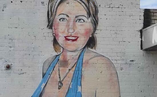 Hillary Clinton In Bikini Il Murale Censurato In Australia L Unione Sarda It