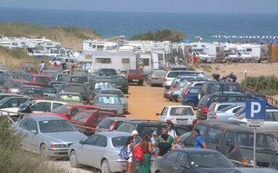 Piscinas Basta Camper Sulle Dune Turisti In Spiaggia Con Un