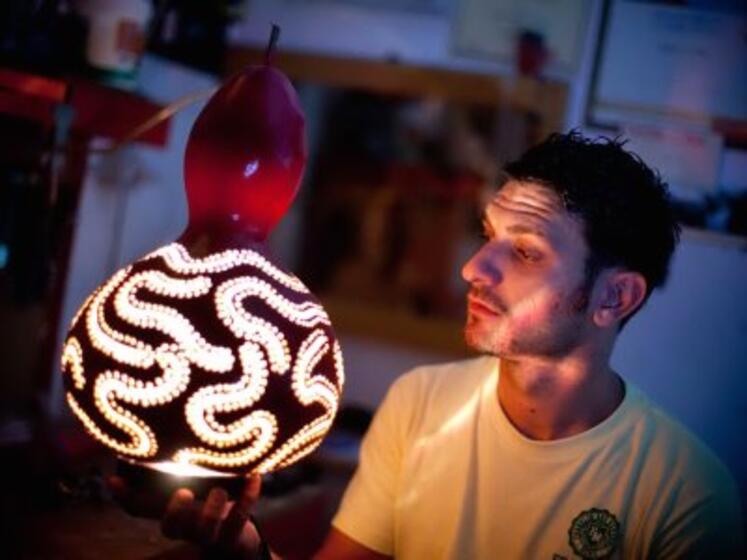 manuel gattelli con una sua creazione artistica foto marras
