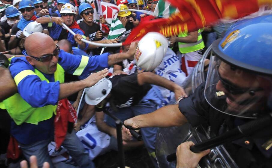 scontri a roma tra manifestanti e polizia
