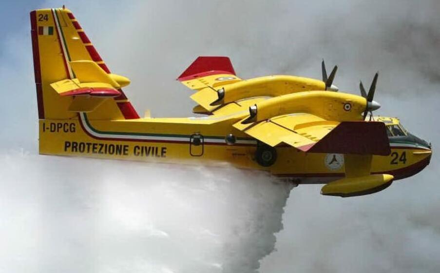 un canadair in azione