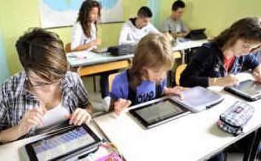 ragazzi a scuola con i tablet