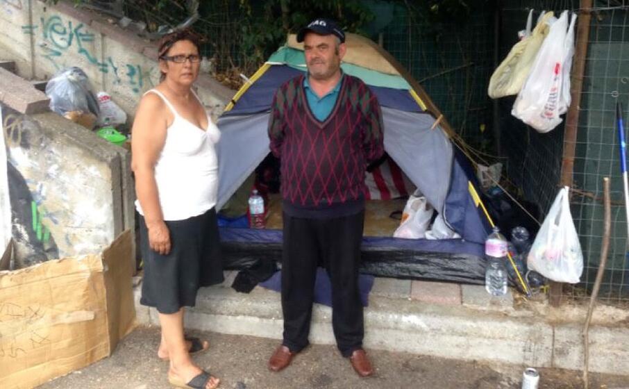 la coppia che vive nella tenda montata nei parcheggi sotto l anfiteatro (foto massimo locci)