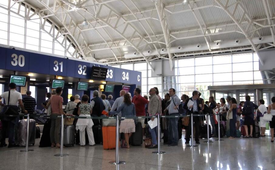 passeggeri all aeroporto di cagliari elmas