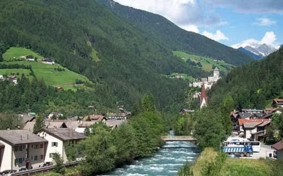 Bagna Bolzano E Sfocia Nell Adige
