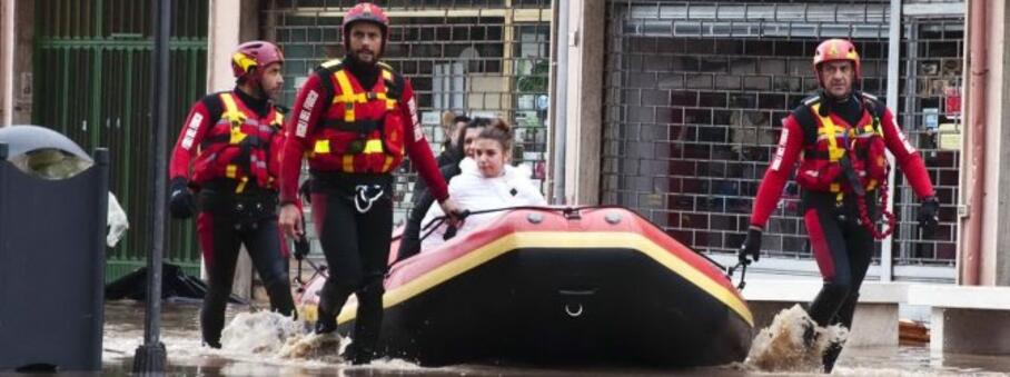 vigili del fuoco impegnati nelle operazioni di salvataggio di alcune vittime dell alluvione