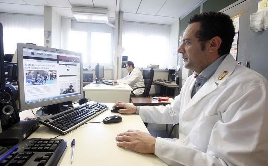 un agente della polizia postale