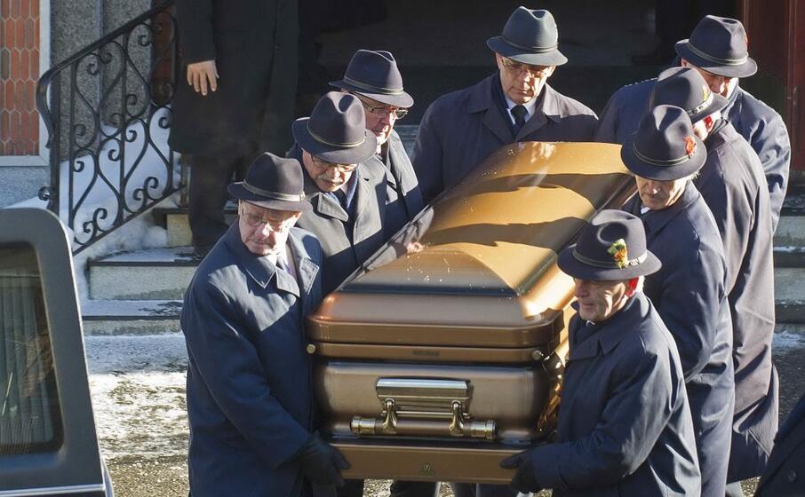 la bara in oro con dentro il corpo di vito rizzuto