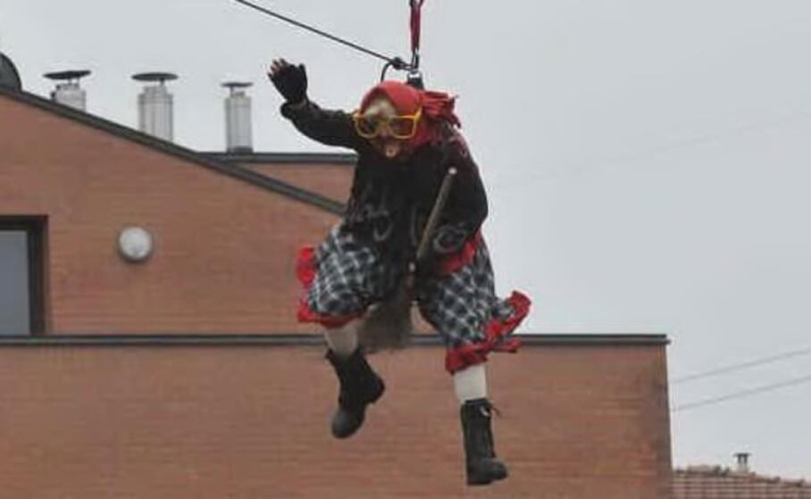 Caserta Doveva Volare Vestito Da Befana Pompiere Si Schianta Sul Campanile L Unione Sarda It