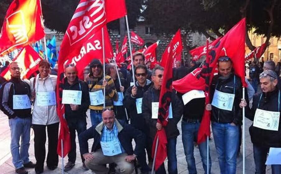 i lavoratori di sardegna uno durante una protesta