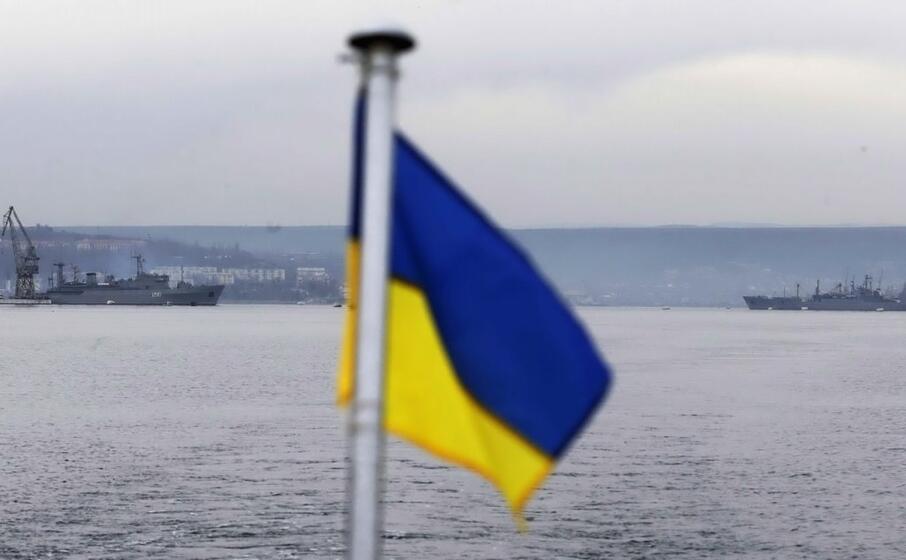 la flotta ucraina (a sinistra) e quella russa nel porto di sebastopoli