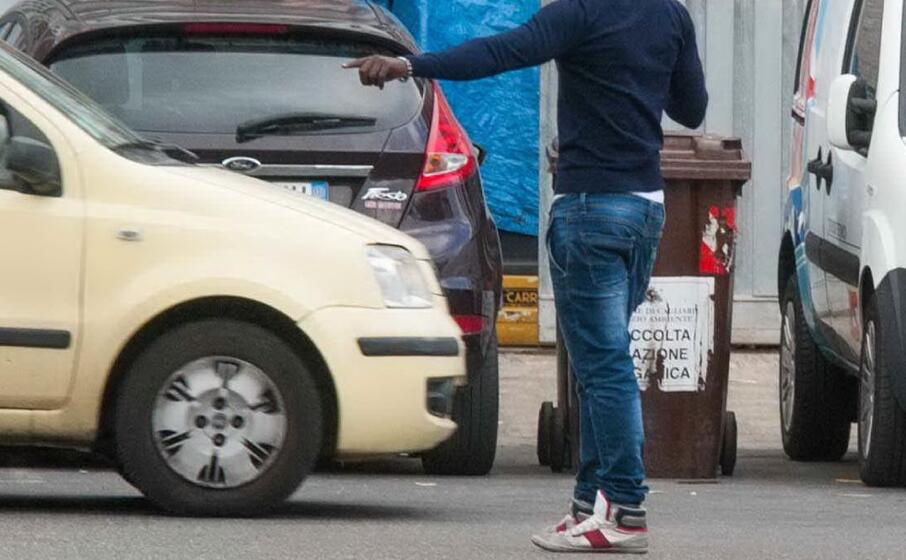 un parcheggiatore abusivo