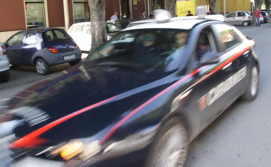 un auto dei carabinieri