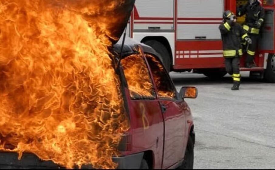 un auto data alle fiamme (immagine simbolo)