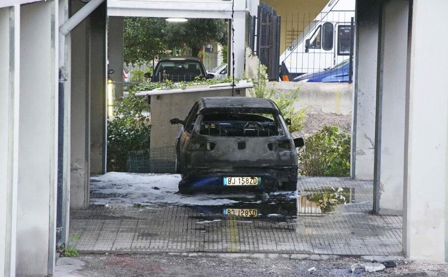 l auto distrutta dalle fiamme a cagliari