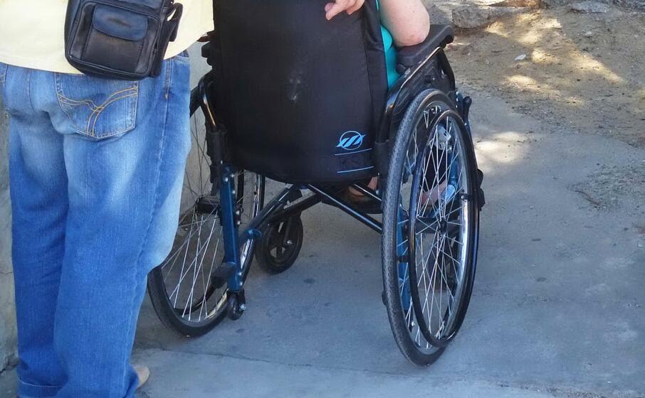 un anziana sulla sedia a rotelle