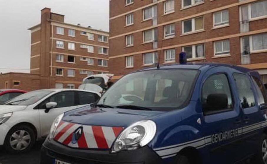 la polizia davanti al luogo del delitto