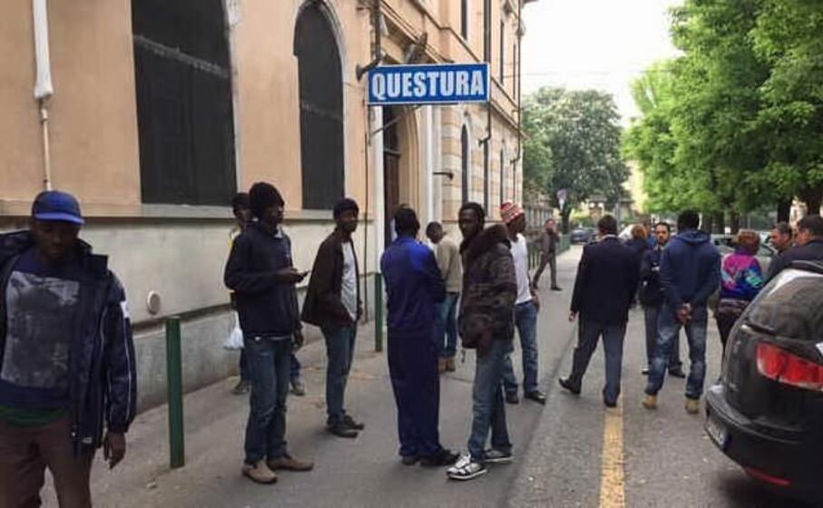 la protesta dei profughi (la stampa)