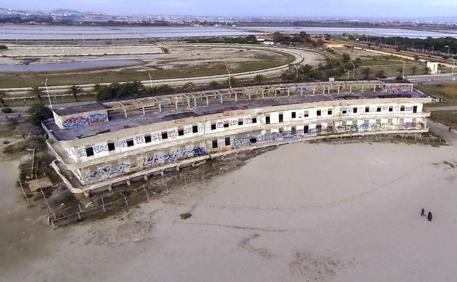il rudere dell ex ospedale marino sulla spiaggia del poetto