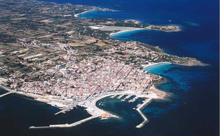 una foto aerea di calasetta