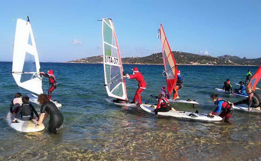 Babbo Natale Corre Sul Windsurf Insolita Regata Nel Mare Di Porto Pollo L Unione Sarda It