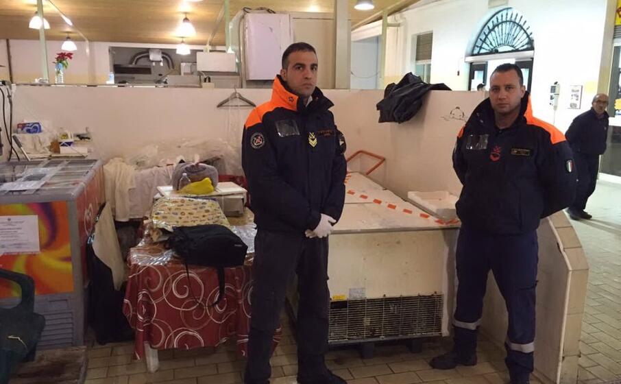 gli uomini della guardia costiera dopo il sequestro