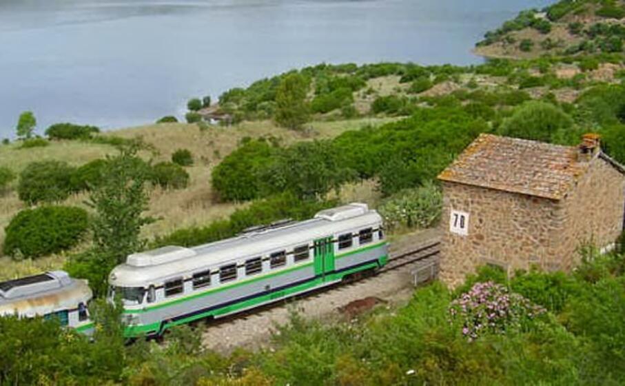 il trenino verde transita davanti a un vecchio casello