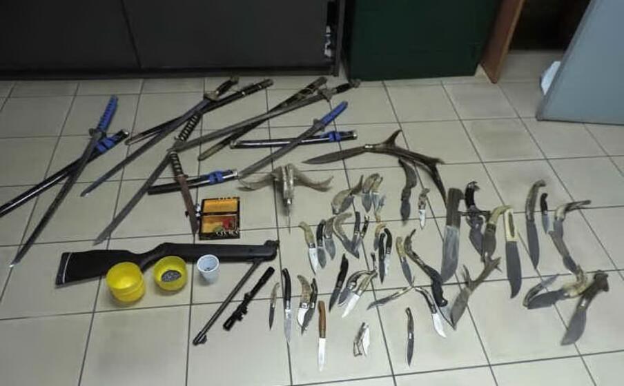 i coltelli e la carabina sequestrati in casa di rais