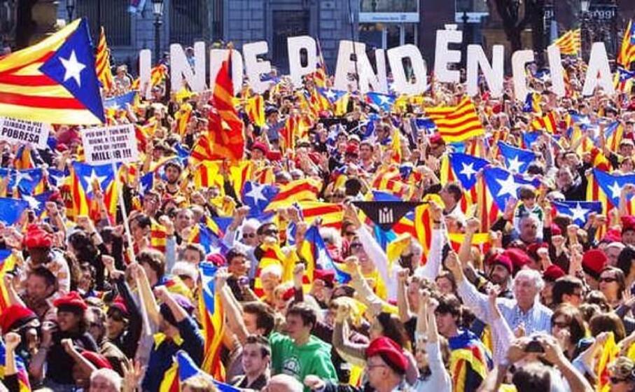 una manifestazione per l indipendenza della catalogna
