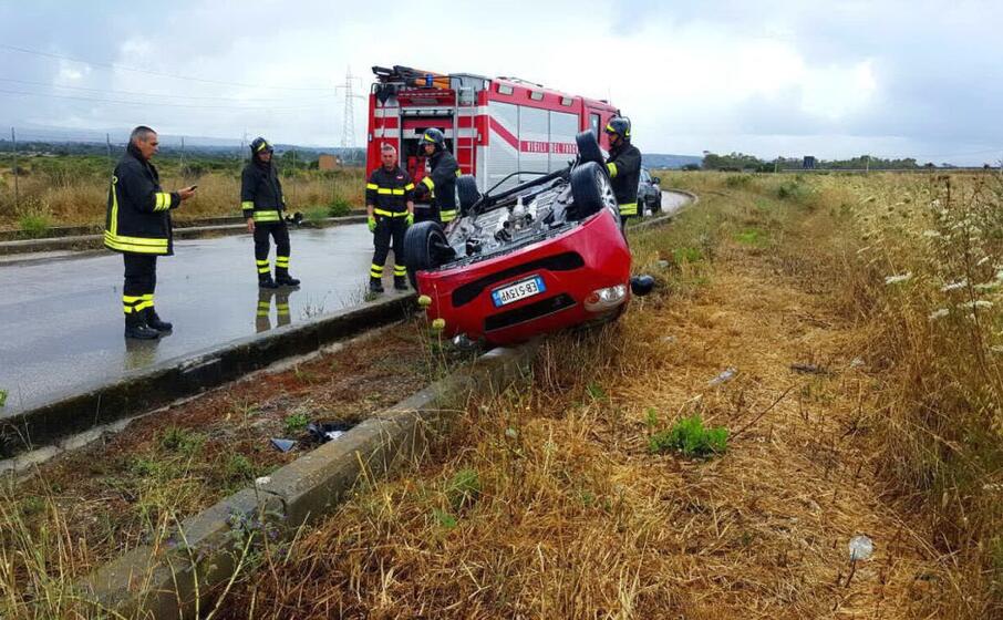 Incidente a Sassari giovane perde il controllo dell'auto e si ribalta
