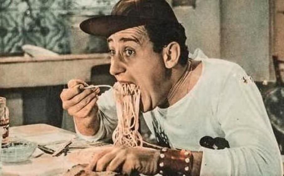 alberto sordi in una celebre scena del film un americano a roma