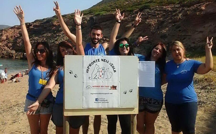 volontari nella spiaggia animal friendly a fontanamare