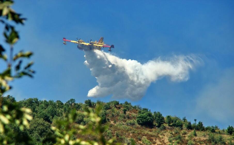 un canadair in azione tra tempio oschiri e tula