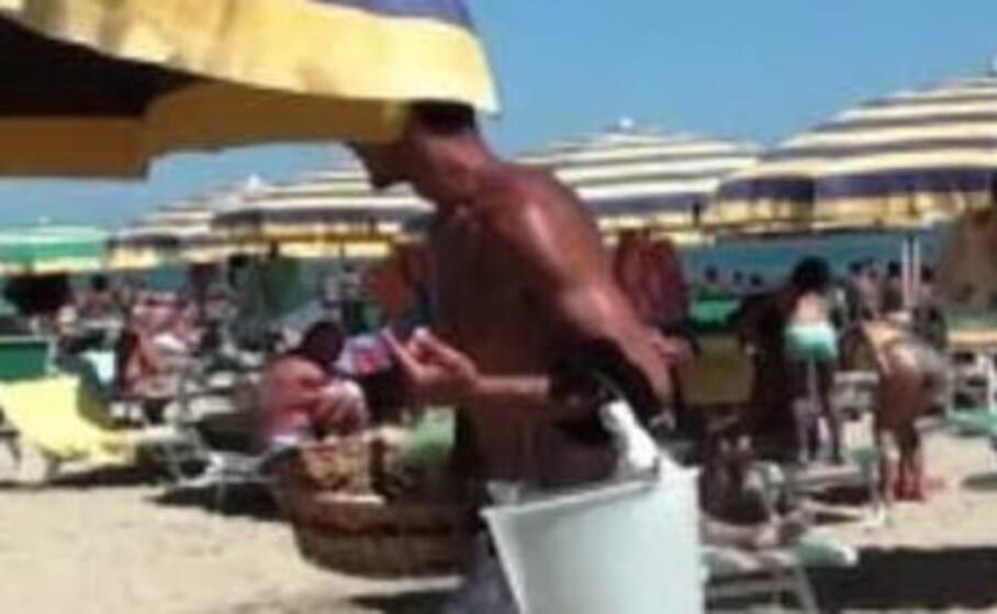 un venditore di cocco