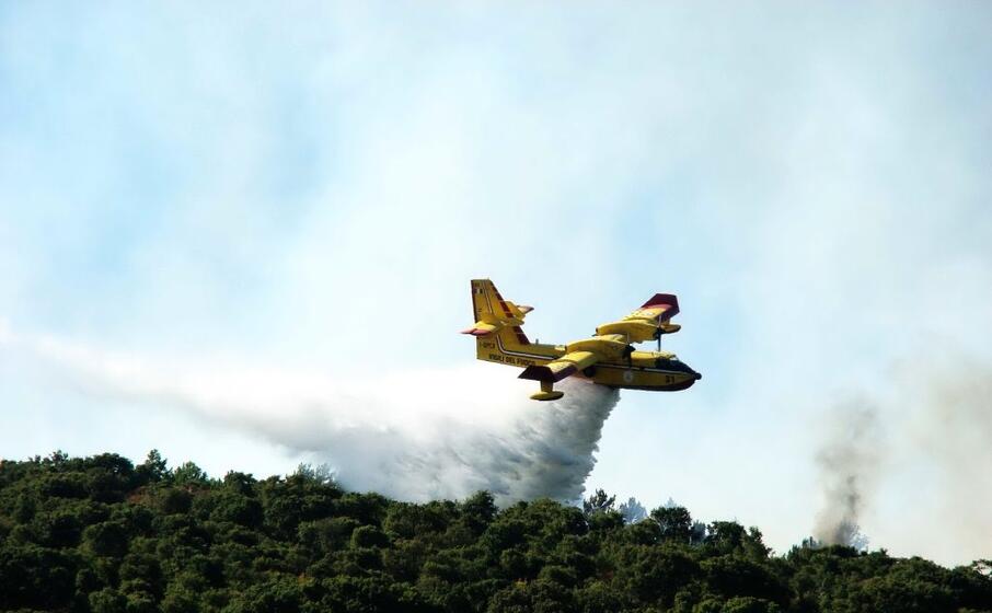 l intervento di un canadair