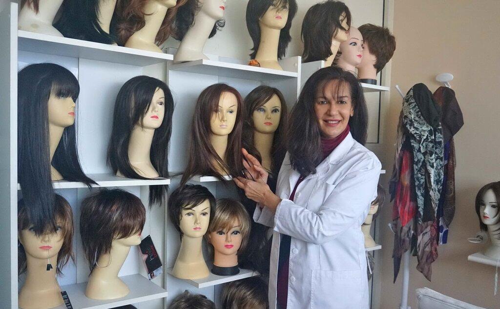 Se la parrucca aiuta a vivere: il nuovo lavoro di una donna che ha  sconfitto il cancro - L'Unione Sarda.it