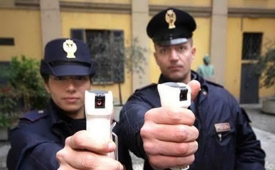 due agenti con lo spray al peperoncino