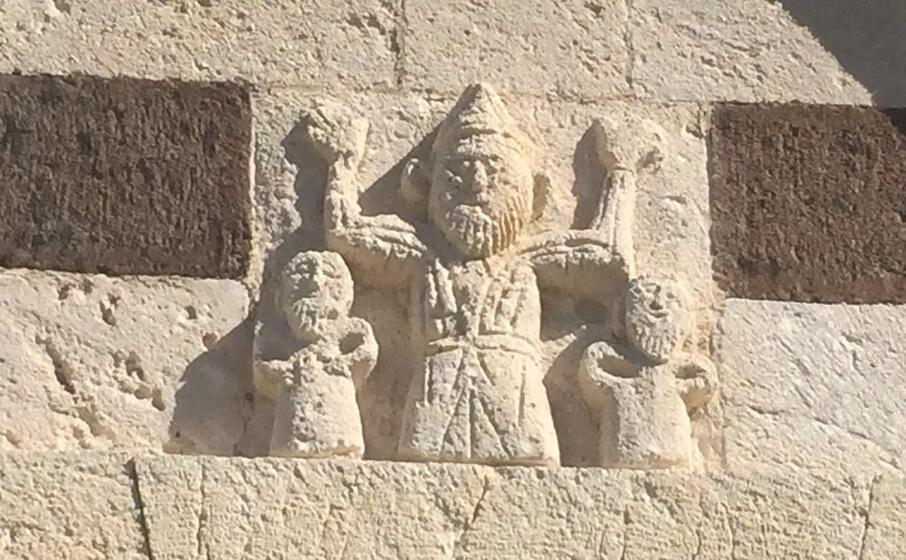 il misterioso bassorilievo della chiesa di san pietro