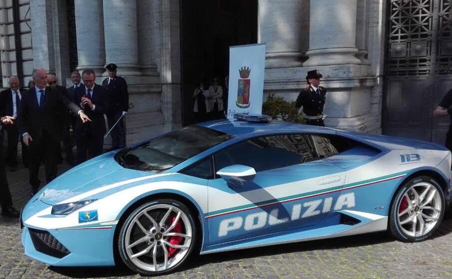 il ministro dell interno consegna la nuova lamborghini hurac n alla polizia