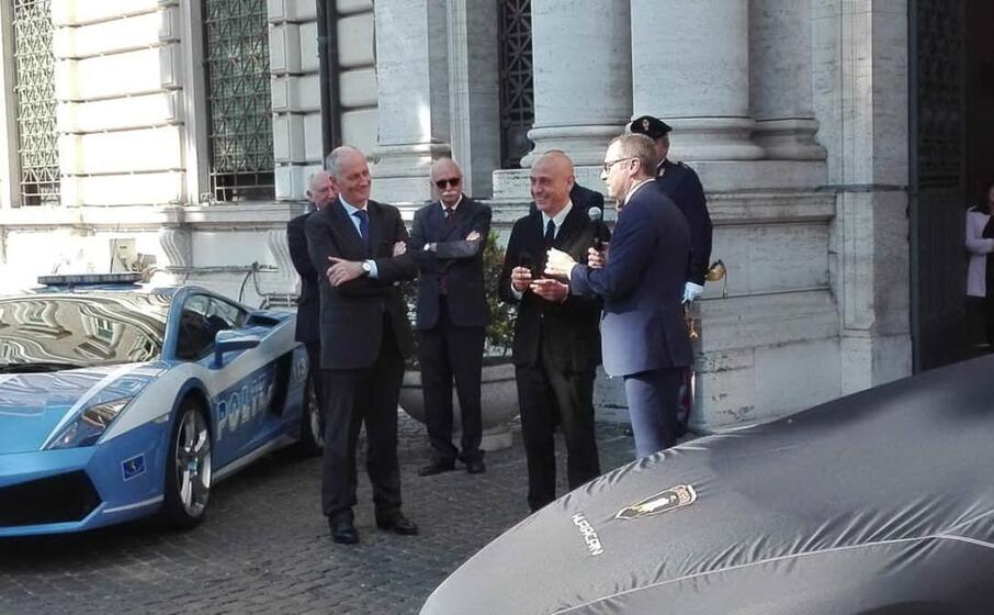 il ministro minniti durante la consegna delle chiavi