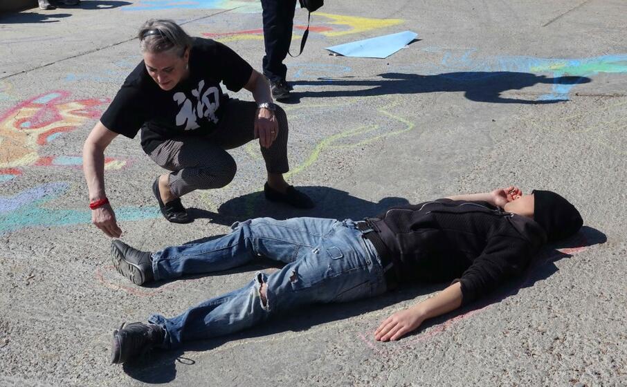 a nuoro le sagome colorate contro la violenza