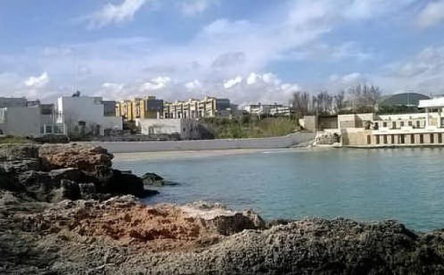 una scogliera a cala verdegiglio
