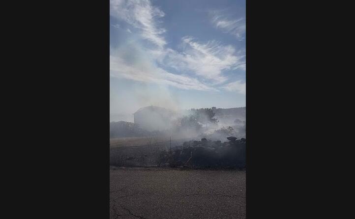incendio all ingresso di milis paura in paese (foto inviata da antonietta tanda)