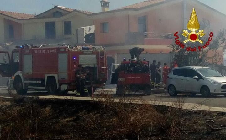 vasto incendio a selargius le fiamme vicine al centro abitato