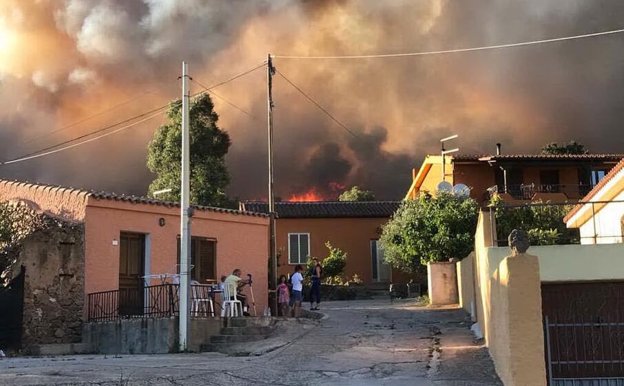 le fiamme nella frazione di birgalav budoni (foto antonio satta)