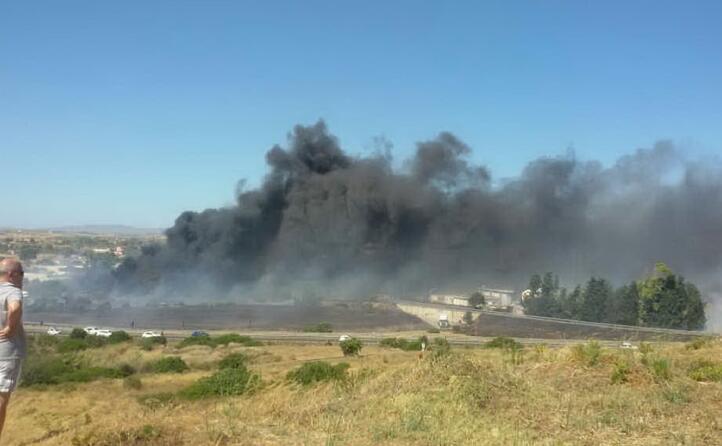 a fuoco l hinterland di cagliari le foto dei lettori