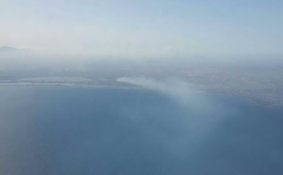 il fumo a quartu immortalato da una lettrice francesca placido in volo sul golfo di cagliari