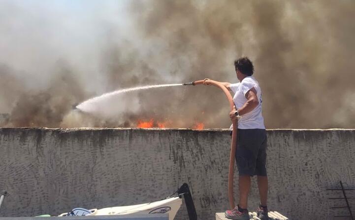 in azione per spegnere le fiamme