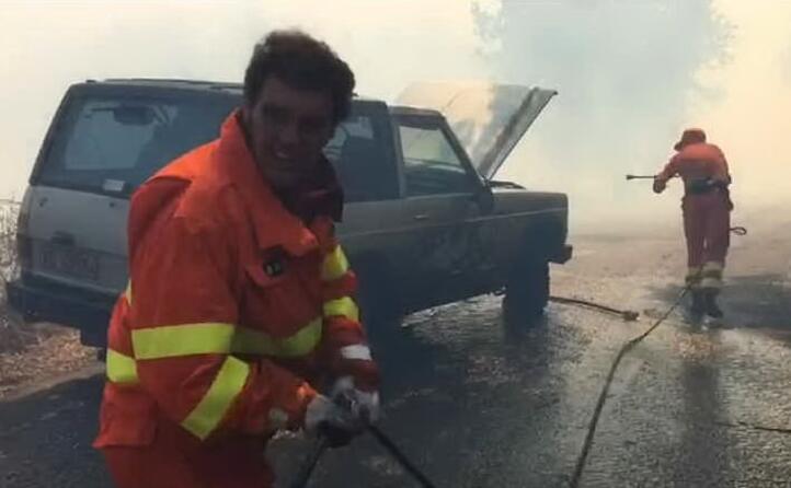 un auto va a fuoco