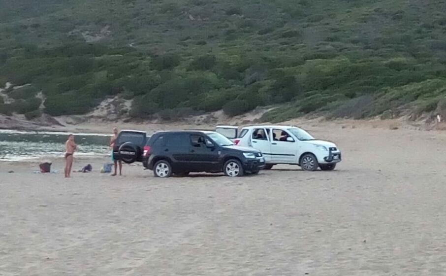 i due suv parcheggiati sulla spiaggia